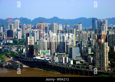 --FILE -- Darstellung von Clustern von Büro- und Wohngebäuden Mehrfamilienhäusern in Yuzhong District in Chongqing, China, 18. Juni 2008. Südwesten Stockfoto