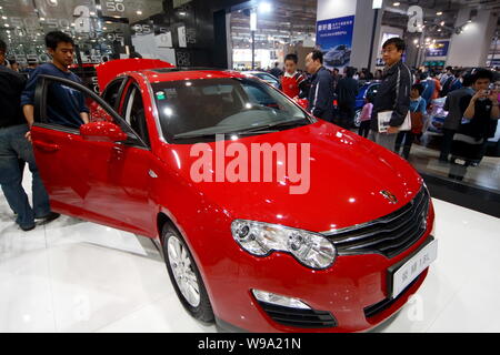 ---- Besucher Blick an einem Roewe 550 der SAIC (Shanghai Automotive Industry Group (Gruppe)) Motor auf dem Display während ein Auto Show in Jinan City, East Chi Stockfoto