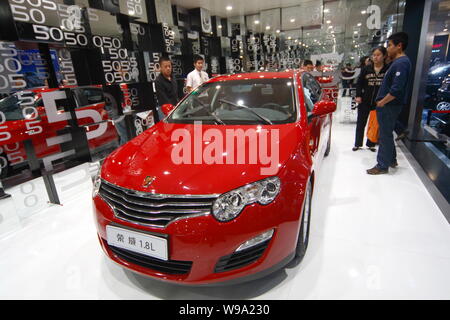 ---- Besucher Blick an einem Roewe 550 der SAIC (Shanghai Automotive Industry Group (Gruppe)) Motor auf dem Display während ein Auto Show in Jinan City, East Chi Stockfoto