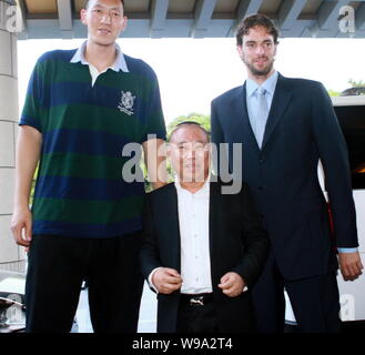 Spanisch NBA Basketball player Pau Gasol der Los Angeles Lakers, Recht, Haltungen neben chinesischen Schauspieler Guo Degang, Mitte, und Chinesischen Basketball pl Stockfoto