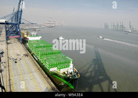 ------ Luftbild der Containerschiffe in einem Container Terminal im Hafen von Tianjin, China, 19. Dezember 2008. Die chinesische Regierung beschleunigt u Stockfoto