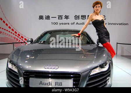 ---- Ein Modell stellt mit einem Audi R8 während eines Auto Show in Chongqing, China, 13. Juni 2009. High-end Deutsche Automobilhersteller Audi ist zu ke Stockfoto