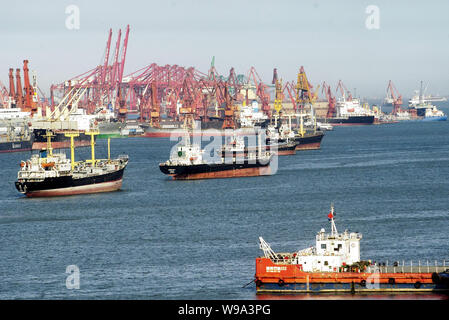 ---- Schiffe fahren in dem geschäftigen Hafen der Hafen von Tianjin, China, 2. August 2008. Die chinesische Regierung ist die Beschleunigung der Entwicklung von Tianjin Stockfoto