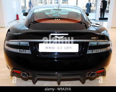 Ein Aston Martin DBS ist auf Anzeige im Aston Martin Flagship Store in Peking, China, 26. Januar 2010. Der Luxushersteller Aston Martin öffnete es Stockfoto