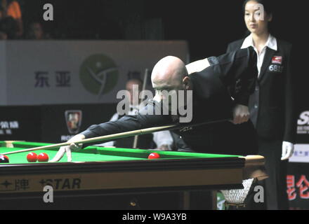 Mark König von England spielt einen Schuß gegen Peter Ebdon in England in der zweiten Runde der World Snooker Roewe Shanghai Masters 2010 in Shanghai, Chi Stockfoto