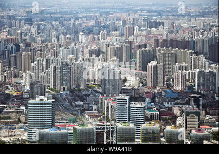 --FILE -- Darstellung von Clustern von Büro- und Wohngebäuden Apartment Gebäude in Shanghai, China, 2. September 2010. Shanghai eingeführt, neue Maßnahmen zur Cur Stockfoto