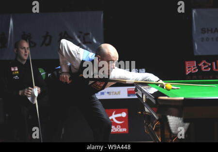 Mark König von England spielt einen Schuß gegen Peter Ebdon in England in der zweiten Runde der World Snooker Roewe Shanghai Masters 2010 in Shanghai, Chi Stockfoto