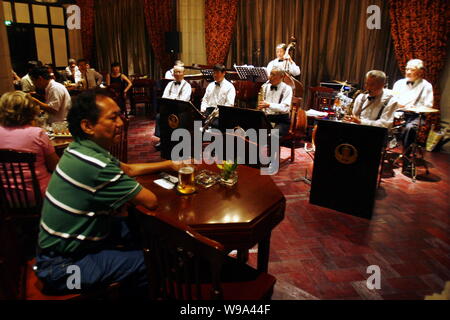 Das berühmte alte Jazz Band führt an der Bar des wiedereröffneten Peace Hotel in Shanghai, China, 29. Juli 2010. Die historische Peace Hotel am Bund Stockfoto