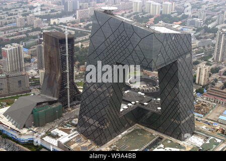 Blick auf das Hauptgebäude der neuen Firmenzentrale für China Central Television (CCTV) und die neue Zentrale unter Rekonstruktion in Peking, China, Stockfoto