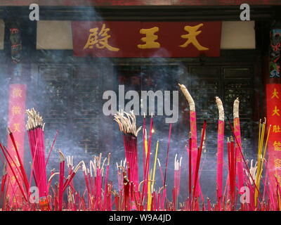 ---- Räucherstäbchen gesehen brennen vor der Halle der Himmlischen Könige an Zhaojue Tempel in Chengdu City, im Südwesten Chinas Provinz Sichuan. Gefunden Stockfoto