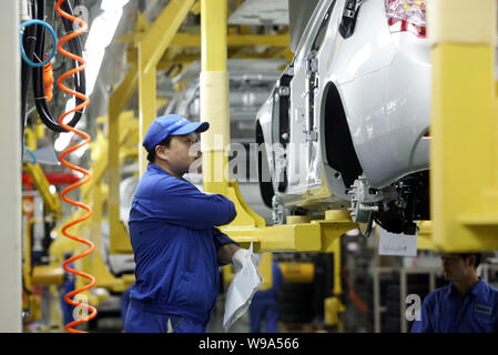 ------ Chinesische Arbeiter, Zusammenbauen Emgrand Autos am Fließband in einer automatischen Anlage von Geely in Ningbo City, East China Zhejiang provinz, 28. Stockfoto