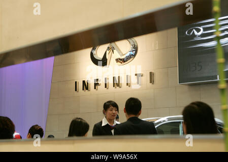 ------ Chinesischer Besucher Blick auf Infiniti Autos von Nissan am 13. Shanghai Internationalen Automobil- Ausstellung, die Auto Shanghai 200 bekannten Stockfoto