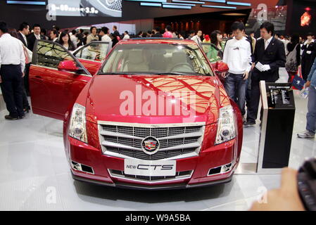 ---- Besucher betrachten einen neuen Cadillac CTS während der Auto Shanghai 2009 in Shanghai, China, 23. April 2009. SAIC Motor Corporation, China bigges Stockfoto