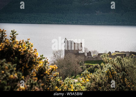 Urquhart Castle, Inverness, Schottland - 9. Mai 2019. Urquhart Castle stammt aus dem 13. Jahrhundert und liegt an den Ufern des Loch Ness in der Nähe von Drum Stockfoto