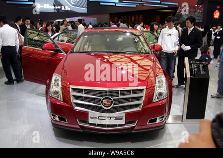 ---- Besucher betrachten einen neuen Cadillac CTS während der Auto Shanghai 2009 in Shanghai, China, 23. April 2009. General Motors Co. meldete ein 67 Perc Stockfoto