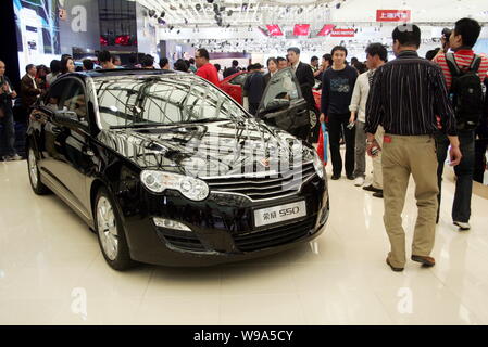 ---- Besucher Blick an einem Roewe 550 der SAIC (Shanghai Automotive Industry Group (Gruppe)) Motor auf Anzeige am 13. Shanghai International Automobi Stockfoto