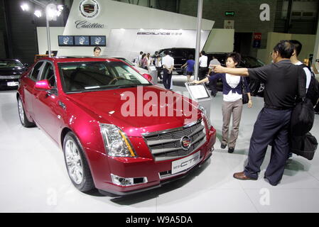 ---- Besucher betrachten einen Cadillac CTS von General Motors (GM) bei der Auto Show in Shanghai, China, 14. August 2008. General Motors Co. ist recalli Stockfoto