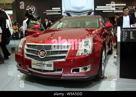 ---- Besucher betrachten einen Cadillac CTS von General Motors (GM) Am 13. Shanghai Internationalen Automobil- Ausstellung, bekannt als Auto Shangh Stockfoto