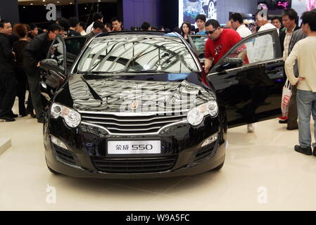 ---- Besucher Blick an einem Roewe 550 der SAIC (Shanghai Automotive Industry Group (Gruppe)) Motor auf Anzeige am 13. Shanghai International Automobi Stockfoto