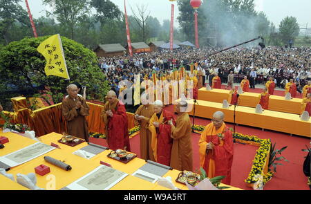 Chinesische Buddhistische Mönche beten während einer Zeremonie für regilding ein Buddha Statue in der Großen Buddha Tempel Tongnan in Chongqing, China, 26. Mai 2010. Bui Stockfoto