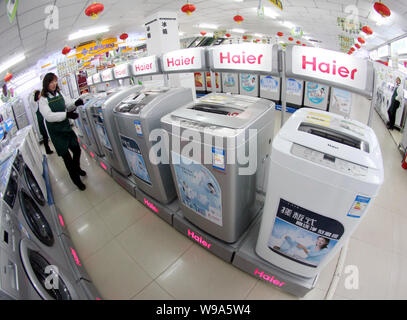 Waschmaschine Haier Maschinen sind für Verkauf zu einem Haushaltsgeräte in Nantong City Store, East China Jiangsu Provinz gesehen, am 6. Januar 2010. Stockfoto