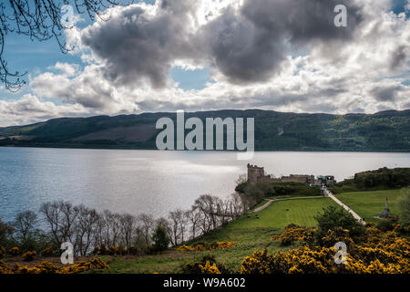 Urquhart Castle, Inverness, Schottland - 9. Mai 2019. Urquhart Castle stammt aus dem 13. Jahrhundert und liegt an den Ufern des Loch Ness in der Nähe von Drum Stockfoto