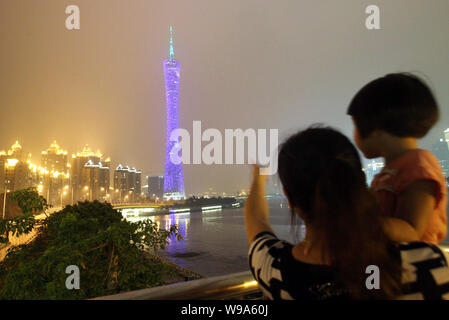 Anwohner in der Nacht Blick auf die Canton Tower, die früher als der Guangzhou TV und Sightseeing Tower in Guangzhou City, South China Gu Stockfoto