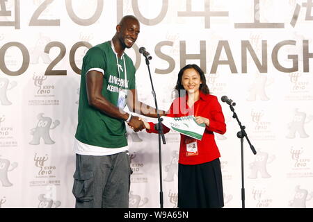 Kevin Garnett NBA Basketball Spieler der Boston Celtics schüttelt Hände mit einem Chinesischen Stiftung Vertreter nach Vorlage ihr ein Paar Sneaker Stockfoto