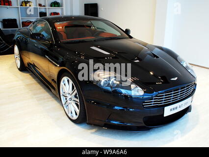 Ein Aston Martin DBS ist auf Anzeige im Aston Martin Flagship Store in Peking, China, 26. Januar 2010. Der Luxushersteller Aston Martin öffnete es Stockfoto