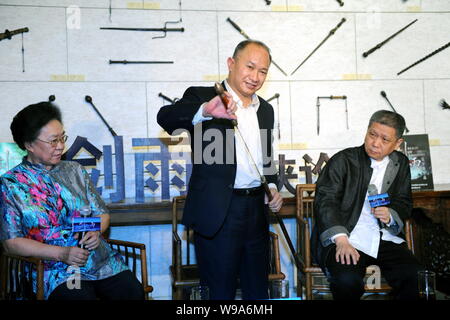 Hong Kong Regisseur John Woo (Zentrale) versucht, eine alte Waffe seinen neuen Film zu fördern, Herrschaft der Mörder, während ein Martial Arts Forum in Guanfu Museu Stockfoto