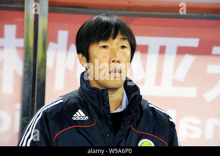 Gao Hongbo, Cheftrainer der chinesischen nationalen mens Fußballmannschaft, Uhren, seine Mitglieder im Wettbewerb gegen die syrischen Kollegen während einer Gruppe D qualifyi Stockfoto