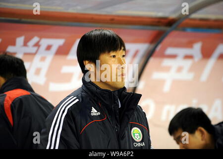 Gao Hongbo, Cheftrainer der chinesischen nationalen mens Fußballmannschaft, Uhren, seine Mitglieder im Wettbewerb gegen die syrischen Kollegen während einer Gruppe D qualifyi Stockfoto