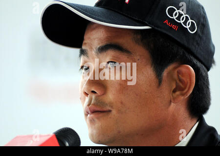 Chinesischer Golfspieler Liang Wenchong ist während einer Pressekonferenz vor dem Pro-Am Veranstaltung der HSBC Golf Champions 2010 in Shanghai, China, 3. November gesehen Stockfoto