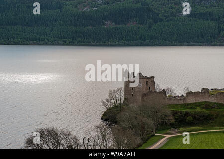 Urquhart Castle, Inverness, Schottland - 9. Mai 2019. Urquhart Castle stammt aus dem 13. Jahrhundert und liegt an den Ufern des Loch Ness in der Nähe von Drum Stockfoto