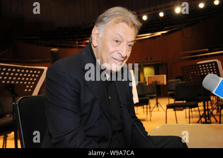 Inder - der geborene Dirigent Zubin Mehta wird während einer Probe seiner Konzerte mit Israel Philharmonic Orchestra in Shanghai, China, 26. Oktober interviewte Stockfoto