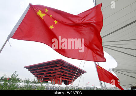 Chinesischen Nationalen Fahnen flattern auf der Expo Achse neben dem China Pavillon an der World Expo Park in Shanghai, China, 29. September 2010. Vorbereitung Stockfoto
