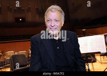 Inder - der geborene Dirigent Zubin Mehta wird während einer Probe seiner Konzerte mit Israel Philharmonic Orchestra in Shanghai, China, 26. Oktober interviewte Stockfoto