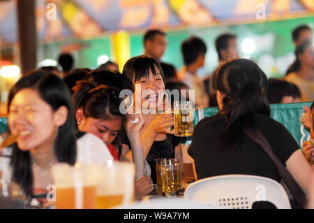 ------ Jungen chinesischen Frauen trinken beear während des 3 Fuzhou Beer Festival in Fuzhou city, südost China Fujian Provinz, 8. September 2009. Chin Stockfoto