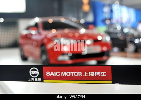 ---- Ein Auto ist auf dem Stand von SAIC Motor während eines Auto Show in Nanjing City, East China Jiangsu Provinz, den 1. Oktober 2009 gesehen. China Stockfoto