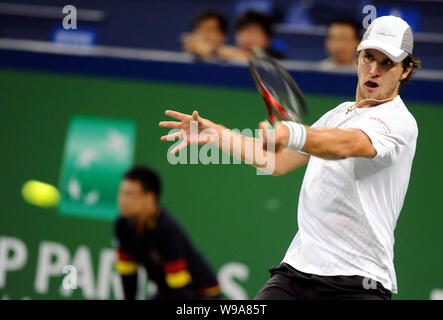 Mischa Zverev in Deutschland liefert einen Schuß gegen Nikolay Davydenko aus Russland in die zweite Runde der Mens Singles des Shanghai Rolex Masters 2010 Stockfoto