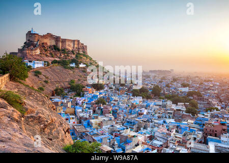 Die blaue Stadt und Mehrangarh Fort in Jodhpur. Rajasthan, Indien Stockfoto