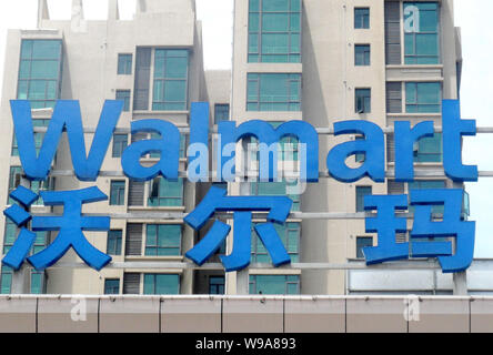 ---- Blick auf ein Wal-Mart Supercenter in Kunshan City, Central China Provinz Hubei, 29. Mai 2010. Wal-Mart, das ist die Prüfung der Gewässer von China e-comme Stockfoto