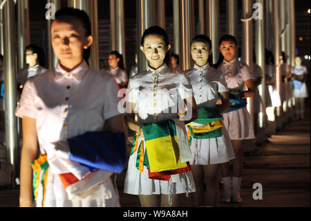 Expo Personal haul nationale Flaggen der Länder in der Shanghai Expo teilnehmen, nach der Schließung der Weltausstellung Expo 2010 im Expo Park in Stockfoto