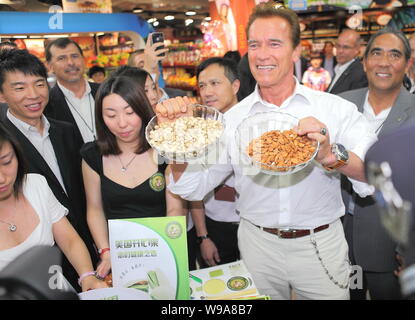 Der Gouverneur von Kalifornien, Arnold Schwarzenegger (Zweiter von rechts) fördert die Kalifornische Pistazien und Mandeln während der Kalifornien Gourmet Festival im Hang Stockfoto