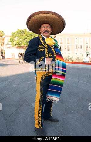 Mariachi (unter vielen Konkurrenten mariachis) warten auf eine improvisierte In-der-plaza Serenade angestellt zu werden. Piazza Garibaldi, Mexiko City, Mexiko. Jun 2019 Stockfoto