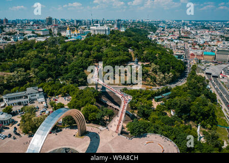 Antenne drone Ansicht der neuen Fußgängerbrücke von oben Stockfoto