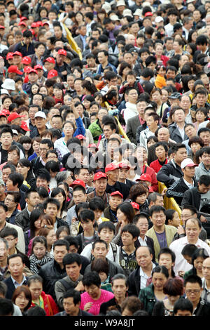 Massen von Besuchern Schlange der Welt Expo Park in Shanghai, China, 24. Oktober 2010 ein. Mehr als 70 Millionen Menschen besuchten die 2010 Worl Stockfoto