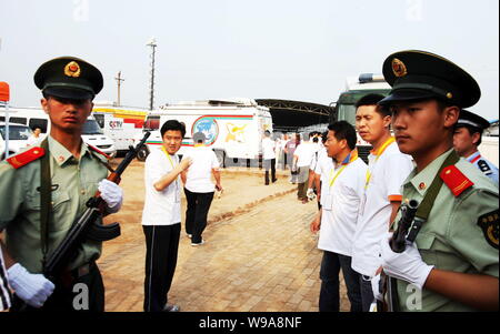 Bewaffnete Chinesischen paramilitärischen Polizisten Wache am Eingang der Ausgrabungsstätte des Cao Cao Grab in Xigaoxue Dorf stand, Anyang County, Anyang Stockfoto