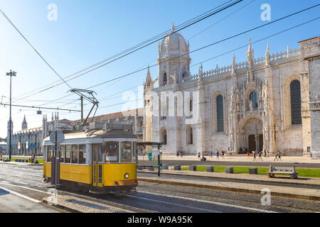 historische klassische gelbe Straßenbahn von Lissabon gebaut, teilweise aus Holz vor berühmten Jeronimos Kloster, Portugal Stockfoto