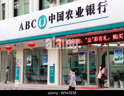 ---- Eine chinesische Frau geht vorbei an einem Zweig der Landwirtschaftlichen Bank von China (ABC) in Kunshan City, Central China Provinz Hubei, 2. März 2010. Agricu Stockfoto